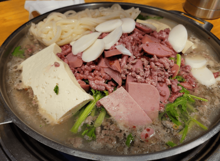 강남역-맛집-대우부대찌개-음식-부대찌개가-냄비에-있는-사진
