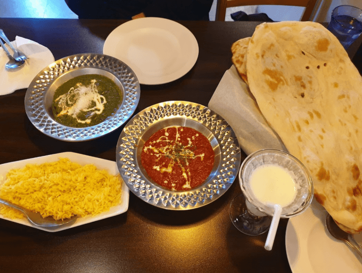 홍대-맛집-더-키친-아시아-인도-카레와-난이-그릇에-담겨있는-사진