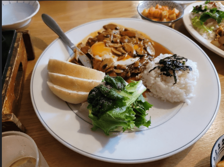 홍대-맛집-윤씨밀방-함박스테이크가-접시에-담겨있는-사진