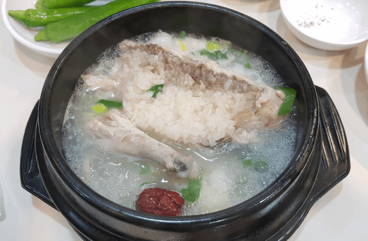 강남역-맛집-한방대가삼계탕-강남본점-음식-반계탕이-그릇에-담겨있는-사진