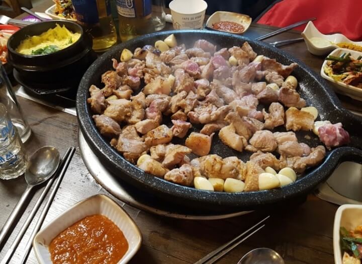 해운대-맛집-김해김가네뒷고기-고기가-불판에서-구워지고-있는-사진