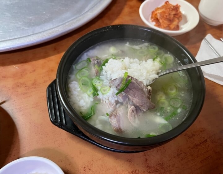 해운대-맛집-의령식당-돼지국밥이-그릇에-담겨있는-사진